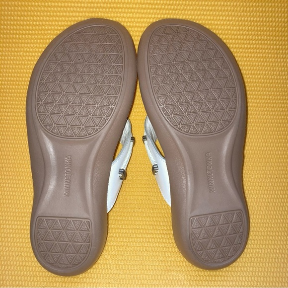 Woman's Minnetonka Silverthorne Flip-Flops Size 10 M color White - Picture 7 of 8